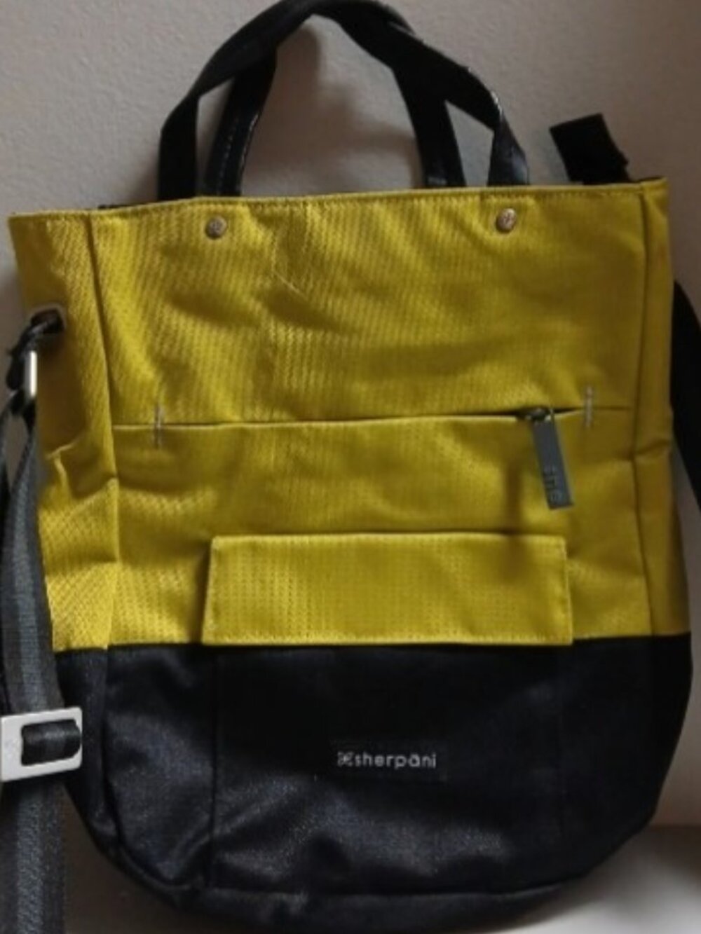 Sherpäni crossbody purse with handles